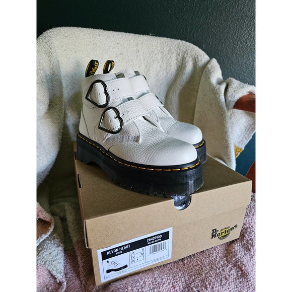 Dr. Martens Devon Heart Buckle Platform Boots Never NIB - Picture 1 of 10